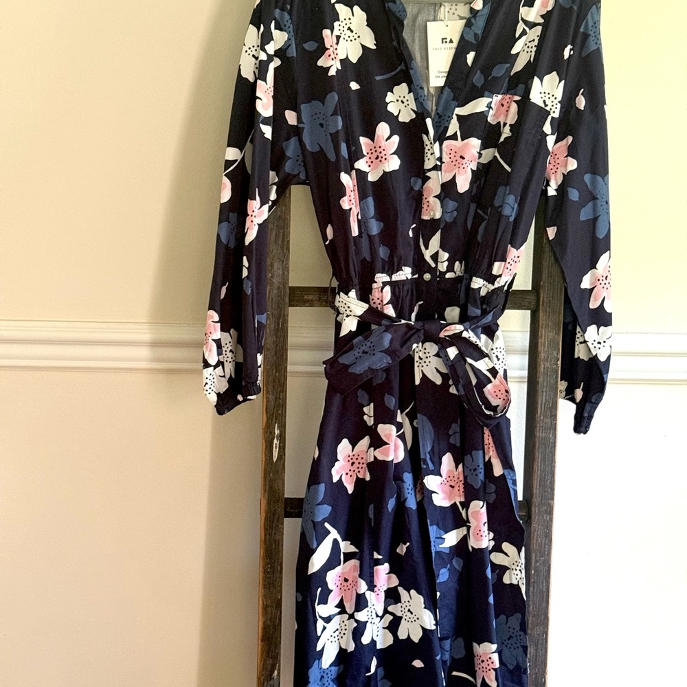 Free Assembly Women's Belted Midi Dress,
Navy Floral Size XXL